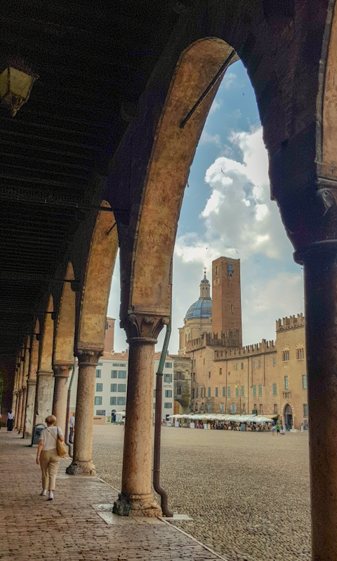 Piazza Sordello dai portici di Palazzo Ducale - Foto di Sara Zammarini